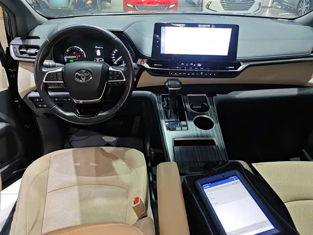 Toyota Granvia 2023 2.5L Hybrid VIP Edition фото 10