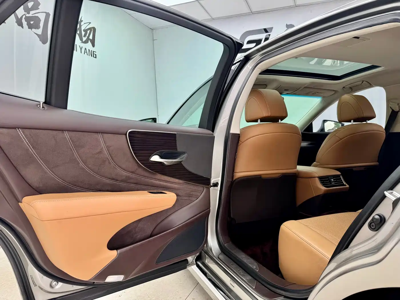 Photo 9 - Lexus LS