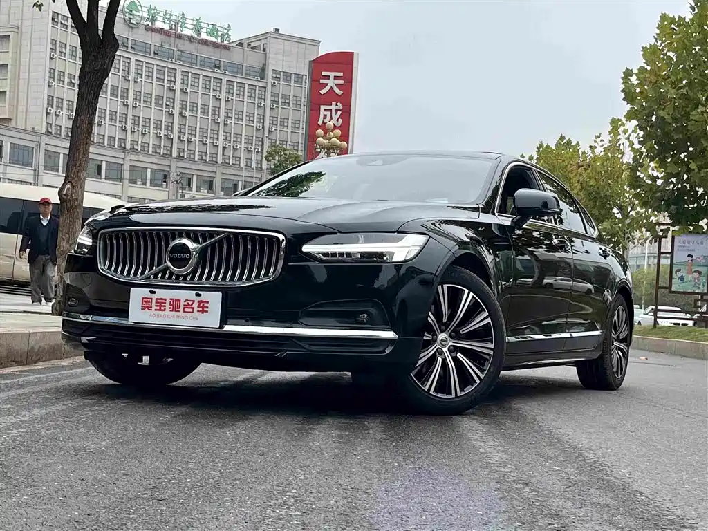 Фото 1 - Volvo S90