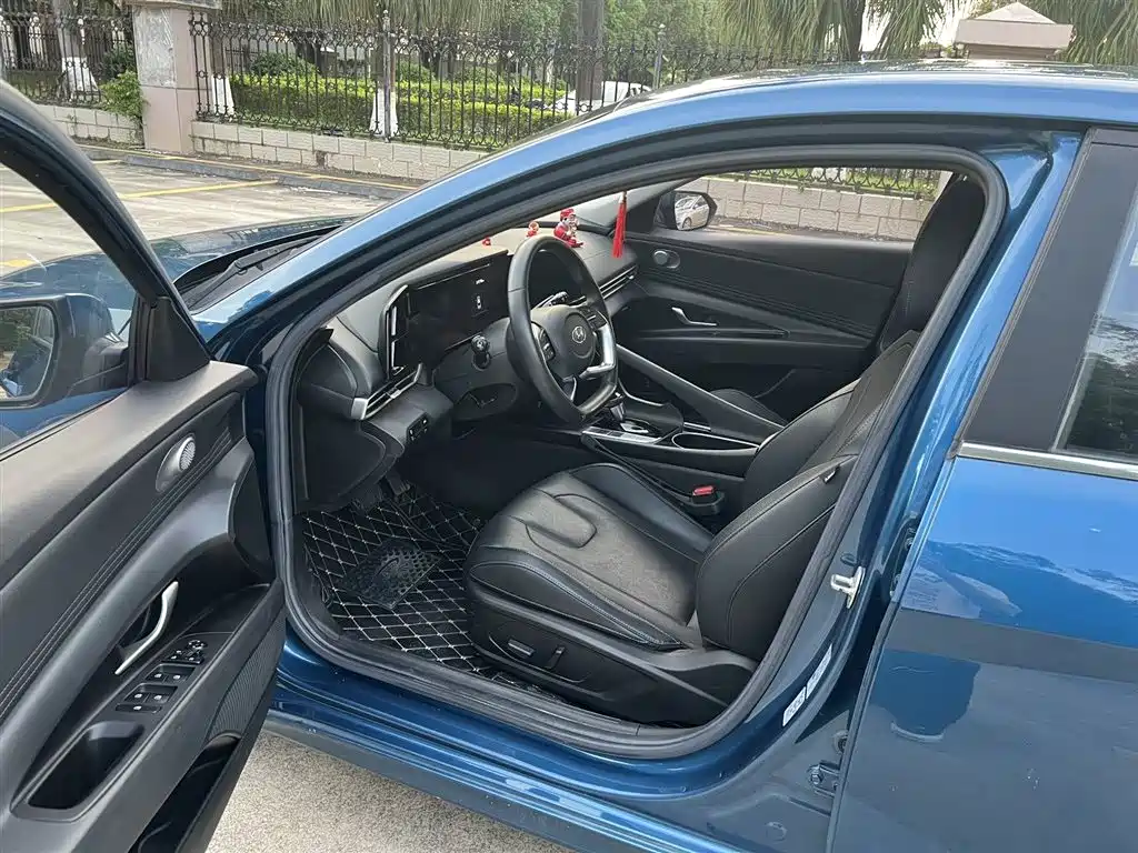 Hyundai Elantra 2021 1.5L CVT LUX Premium Edition фото 4