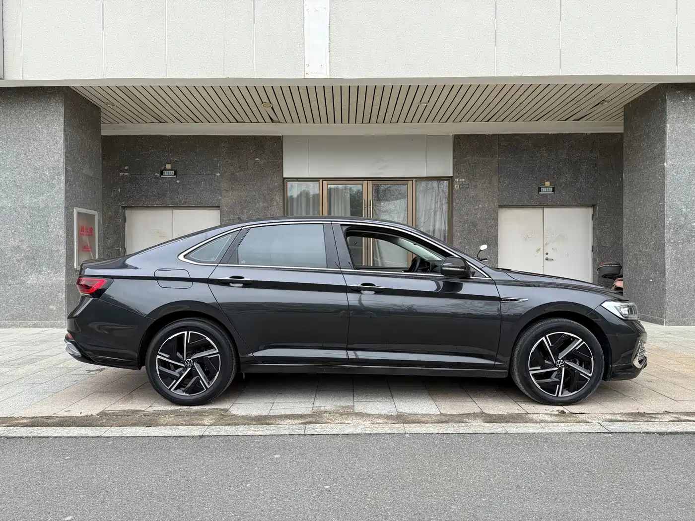 Volkswagen Sagitar 2023 300TSI DSG Surpassing Edition фото 5