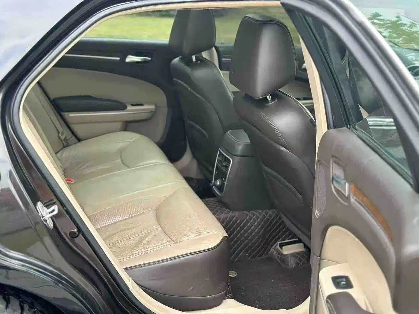 Photo 10 - Chrysler 300C (Import)