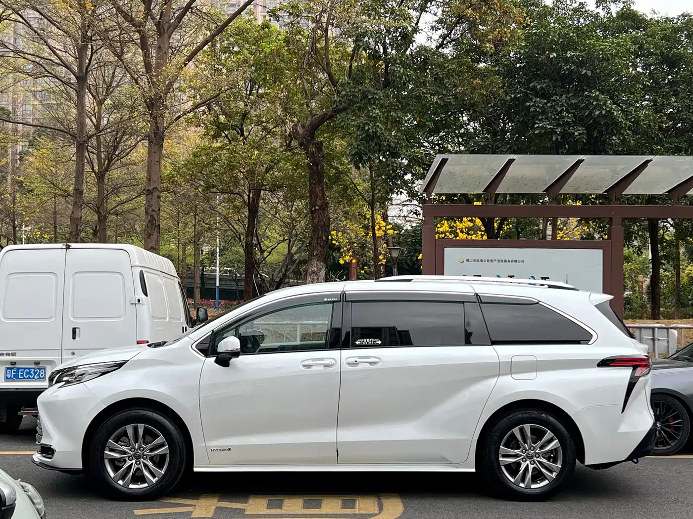 Toyota Sienna 2023 2.5L Hybrid Comfort Edition фото 16