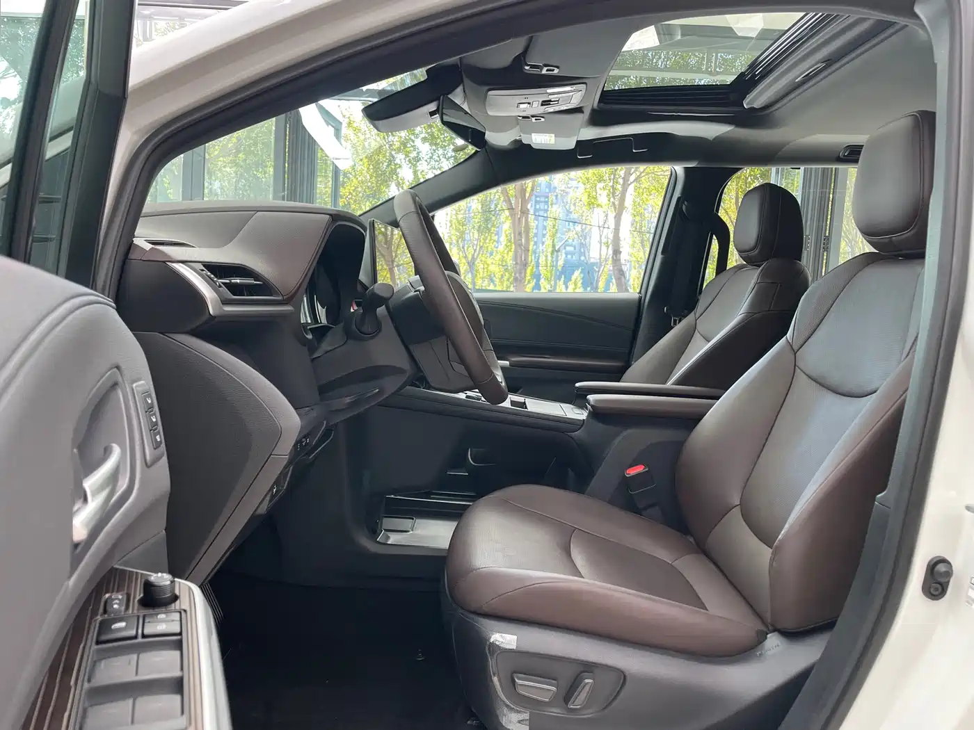 Toyota Granvia 2024 2.5L Hybrid Premium PLUS 4WD Edition фото 8