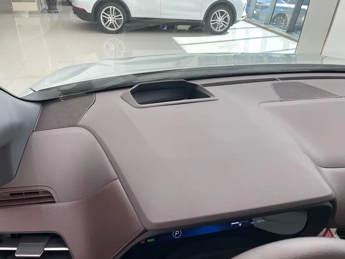 Toyota Granvia 2024 2.5L Hybrid Premium PLUS 4WD Edition фото 34