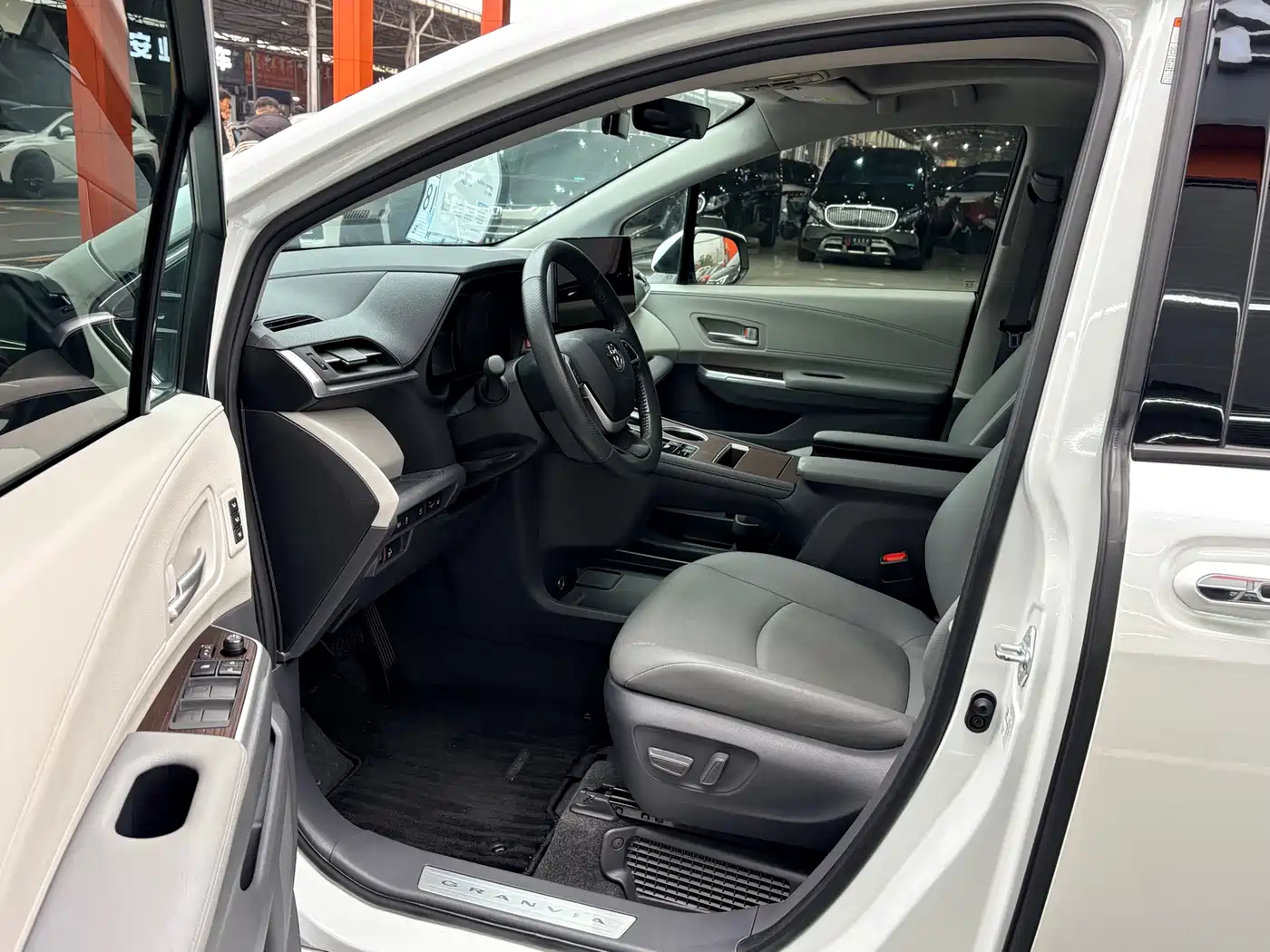 Toyota Granvia 2024 2.5L Hybrid Premium PLUS фото 7