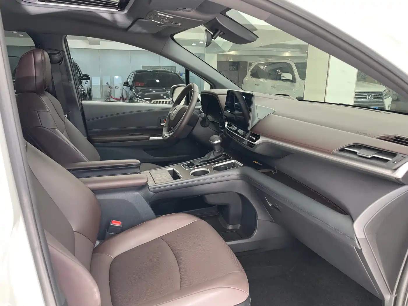 Toyota Granvia 2024 2.5L Hybrid Premium PLUS 4WD Edition фото 10