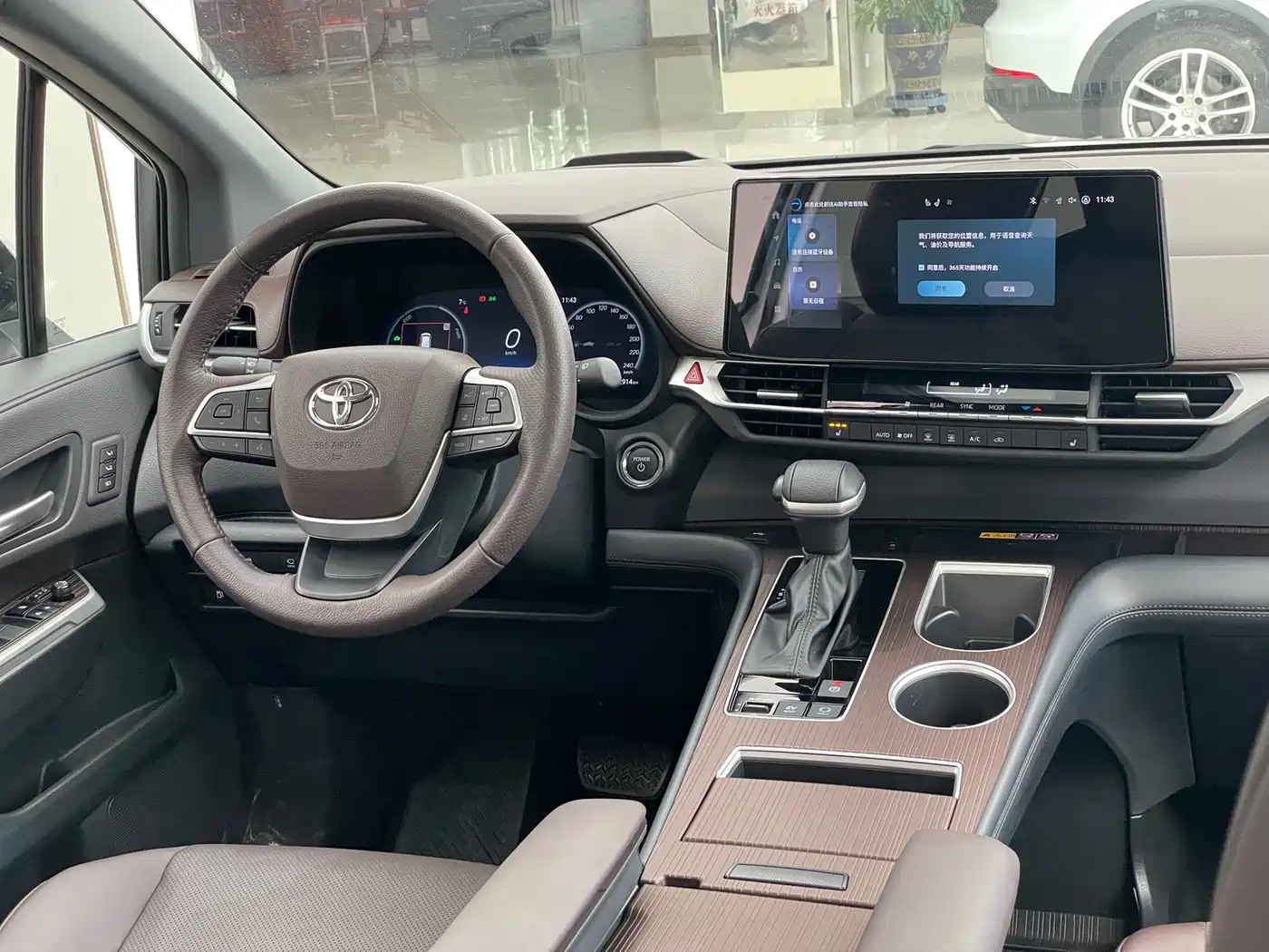 Toyota Granvia 2024 2.5L Hybrid Premium PLUS 4WD Edition фото 21