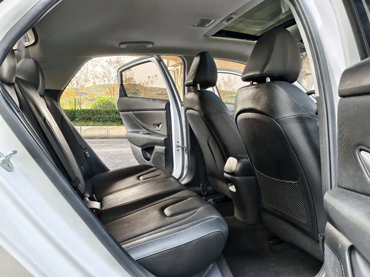Hyundai Elantra 2022 1.5L CVT LUX Premium Edition фото 10