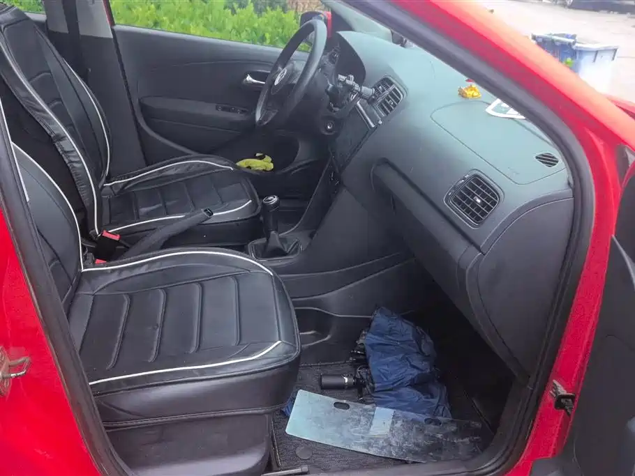 Volkswagen Polo 2011 1.4L Manual Joy Edition фото 8