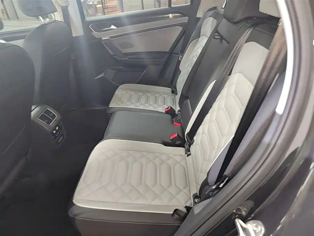 Volkswagen Tayron 2024 300TSI 2WD Luxury Plus Advanced фото 13