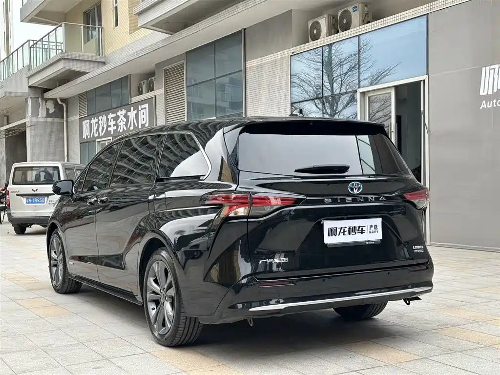 Toyota Sienna 2021 2.5L Hybrid Premium Edition фото 4