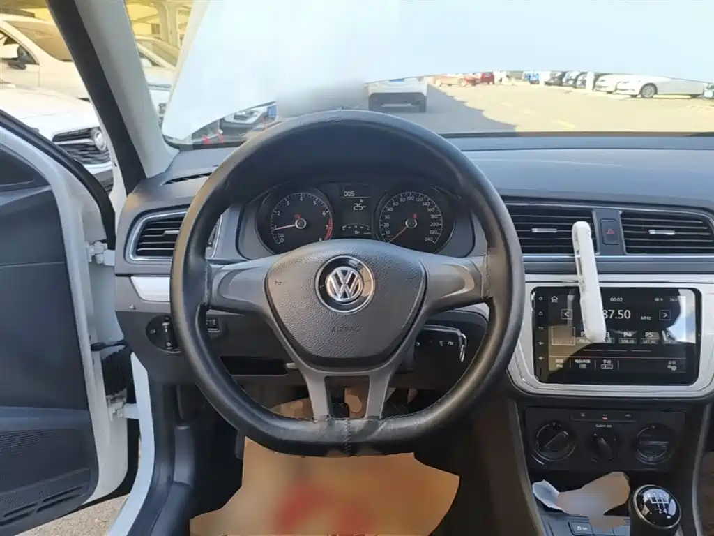 Volkswagen Lavida 2015 1.6L Manual Trend Edition фото 11