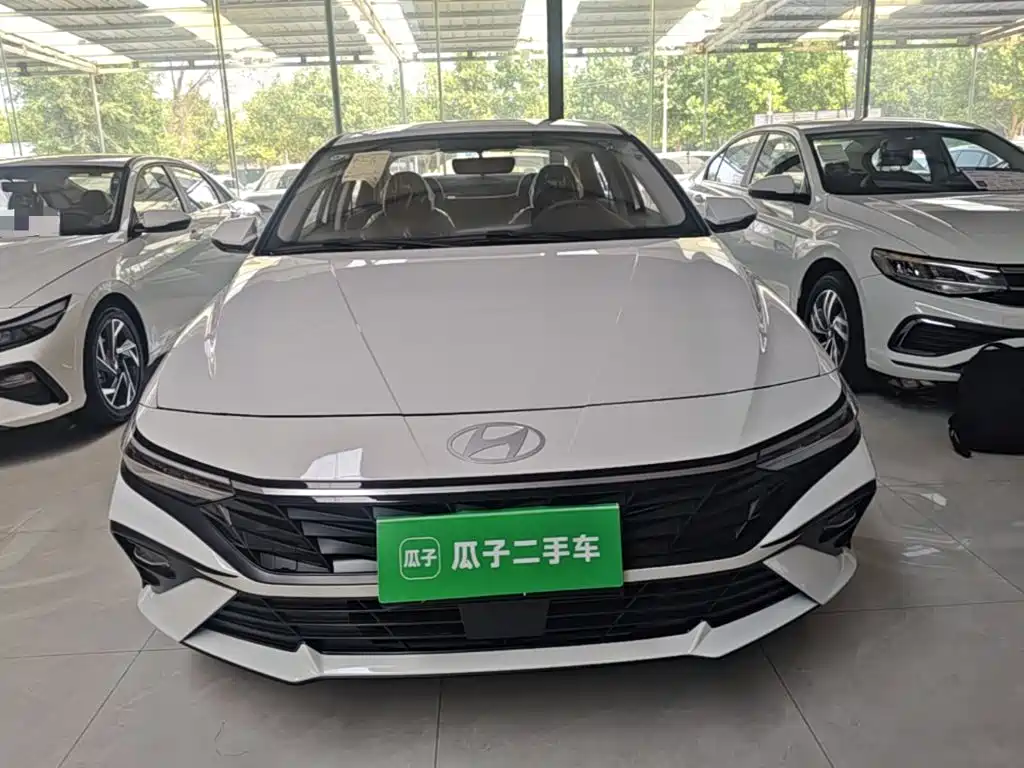 Photo 3 - Hyundai Elantra