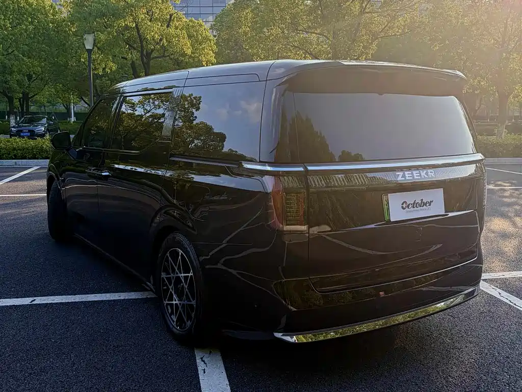 ZEEKR 009 2025 2024 6-seat Executive AWD 108kWh