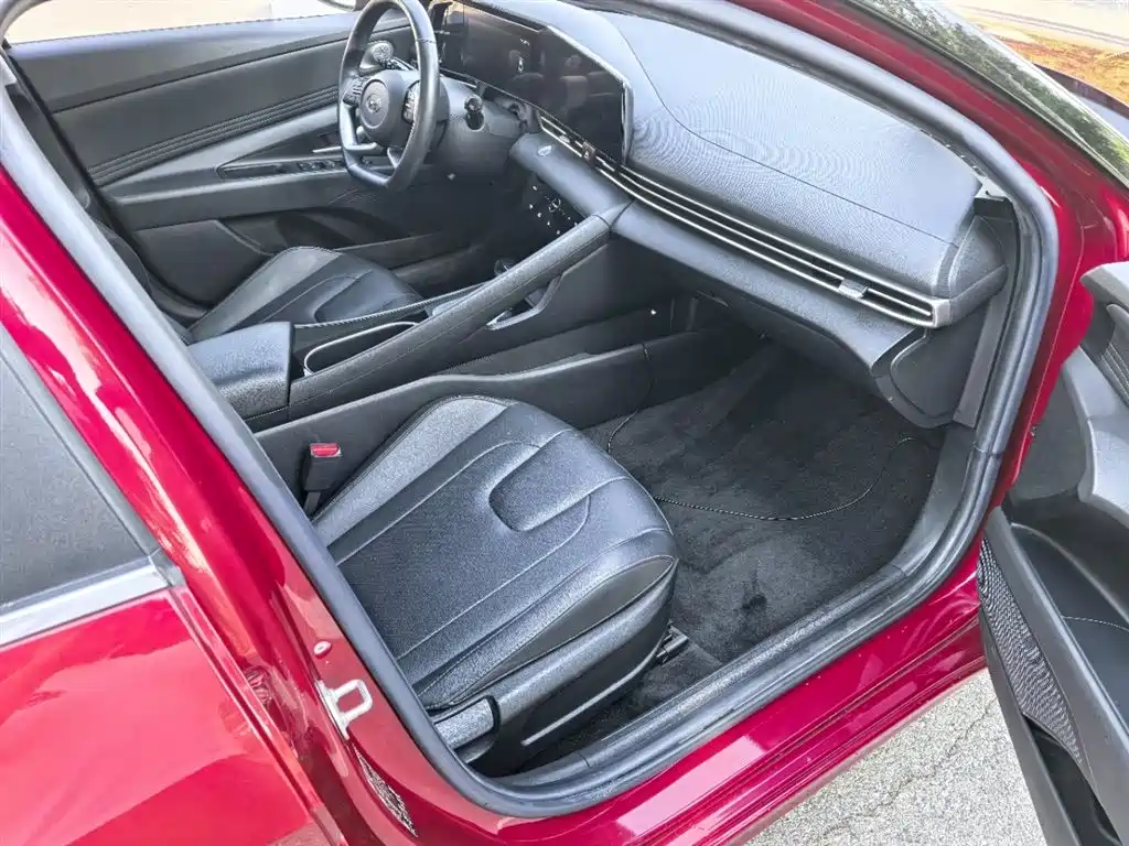 Hyundai Elantra 2021 1.5L CVT LUX Premium Edition фото 15