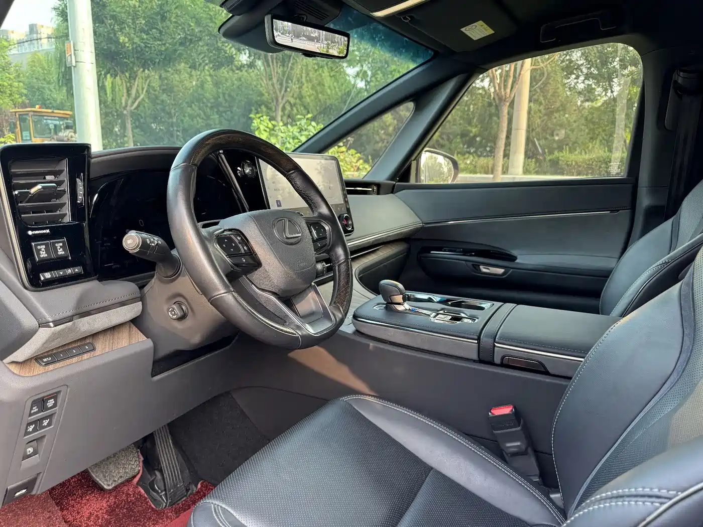 LEXUS LM