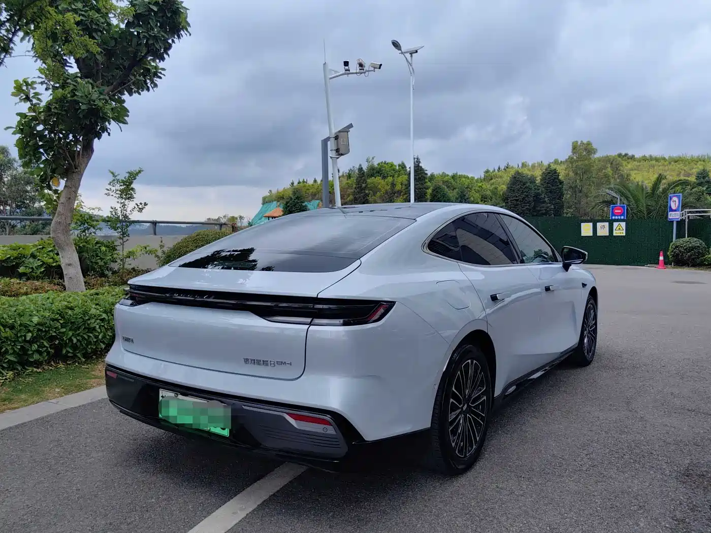 Geely Galaxy Galaxy Xingyao 8 2025 130km EM-i Premium Edition фото 4