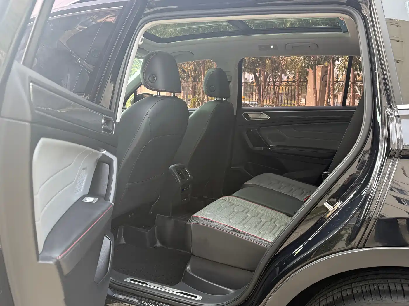 Volkswagen Tiguan L 2022 330TSI Auto 2WD R-Line Premium Edition фото 8