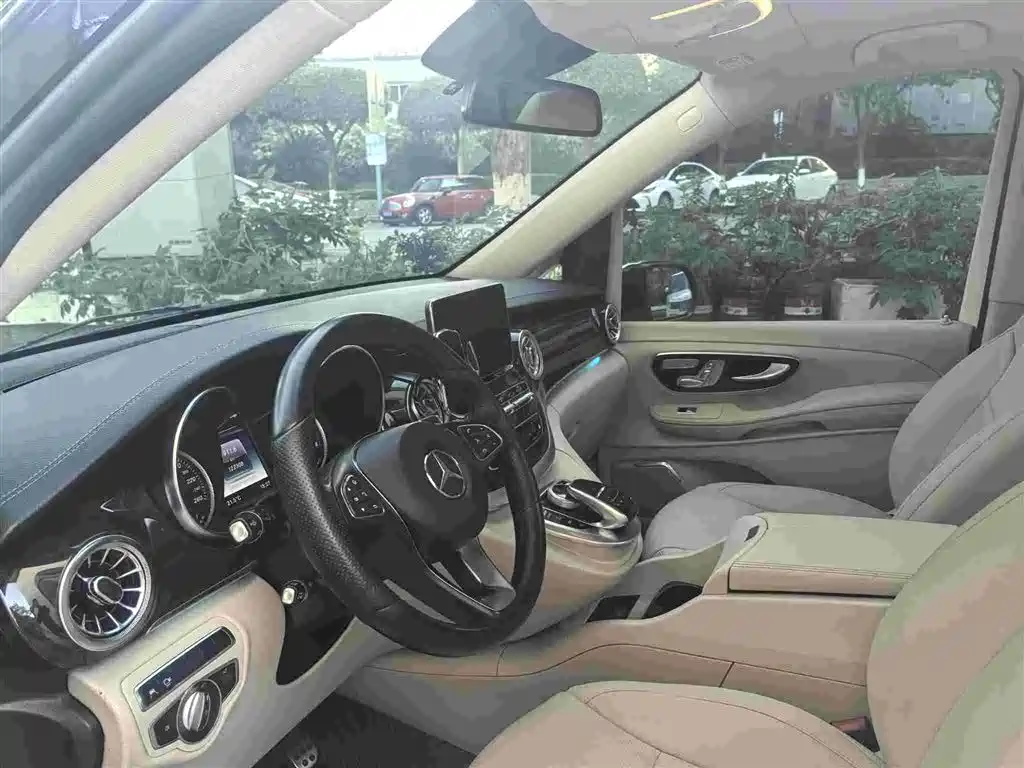 Mercedes-Benz V-Class 2018 V 260 L Premium Long Wheelbase Edition China VI фото 9