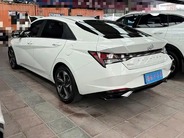 Hyundai Elantra 2022 1.5L CVT LUX Premium Edition — фото 4
