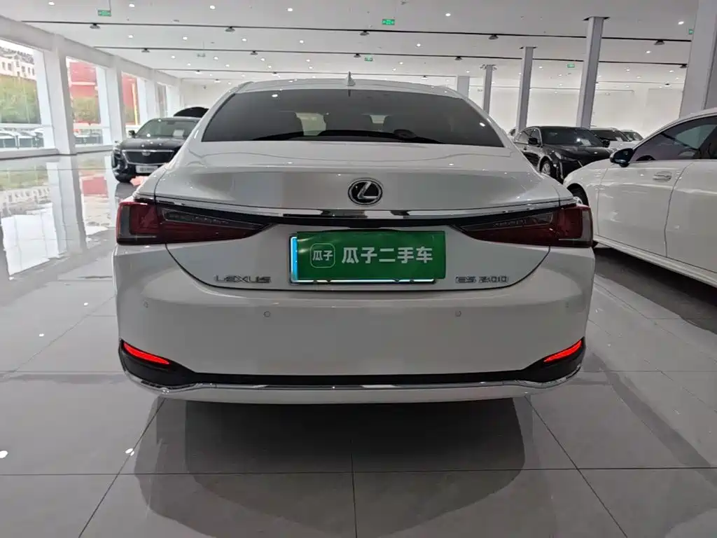 Фото 6 - Lexus ES