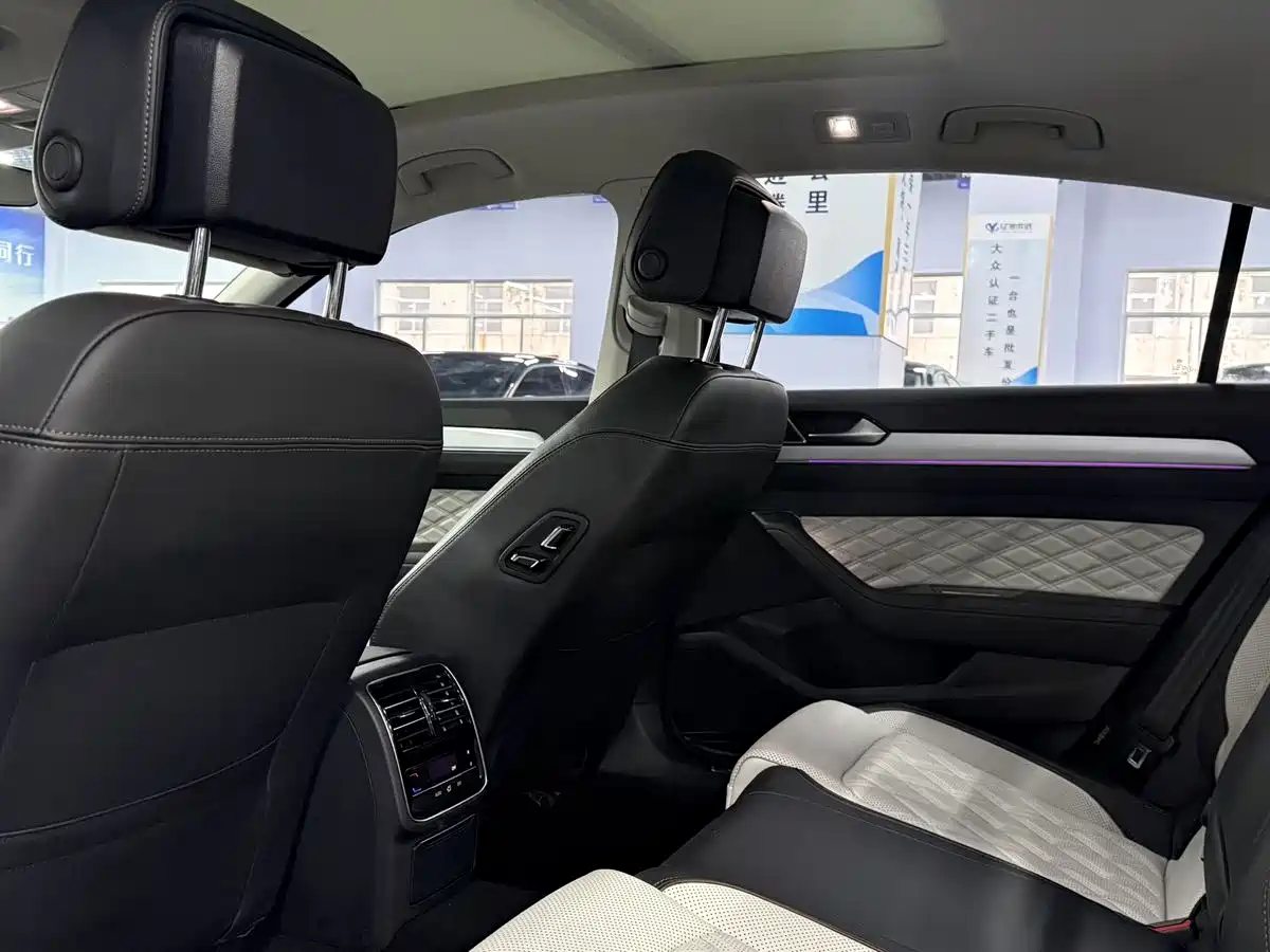 Volkswagen Magotan 2023 Model 2 Million Commemorative Edition 330TSI DSG Luxury фото 9