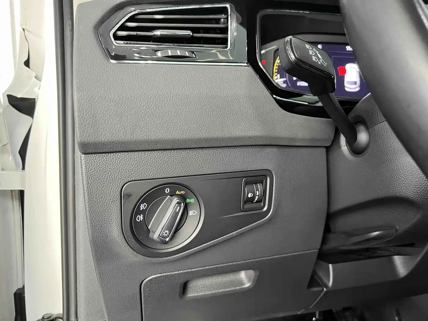 Volkswagen Tiguan L 2021 330TSI Automatic 2WD R-Line Premium фото 18