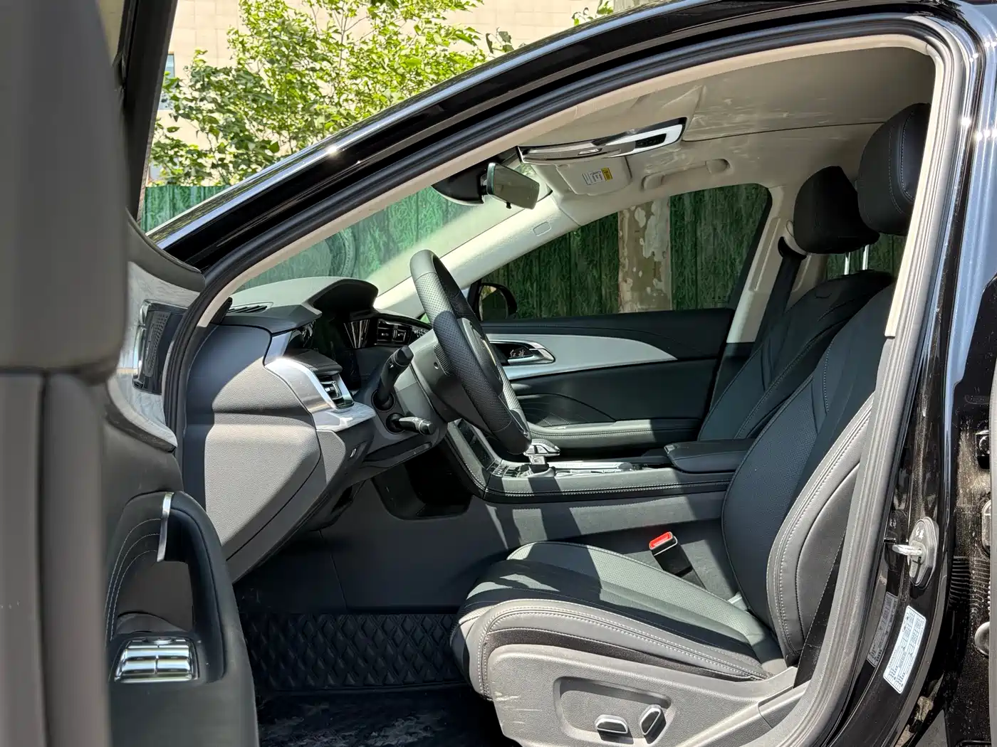 Hongqi H5 2025 1.5T DCT Flag Rhythm 500,000 Units Memorial Edition фото 4
