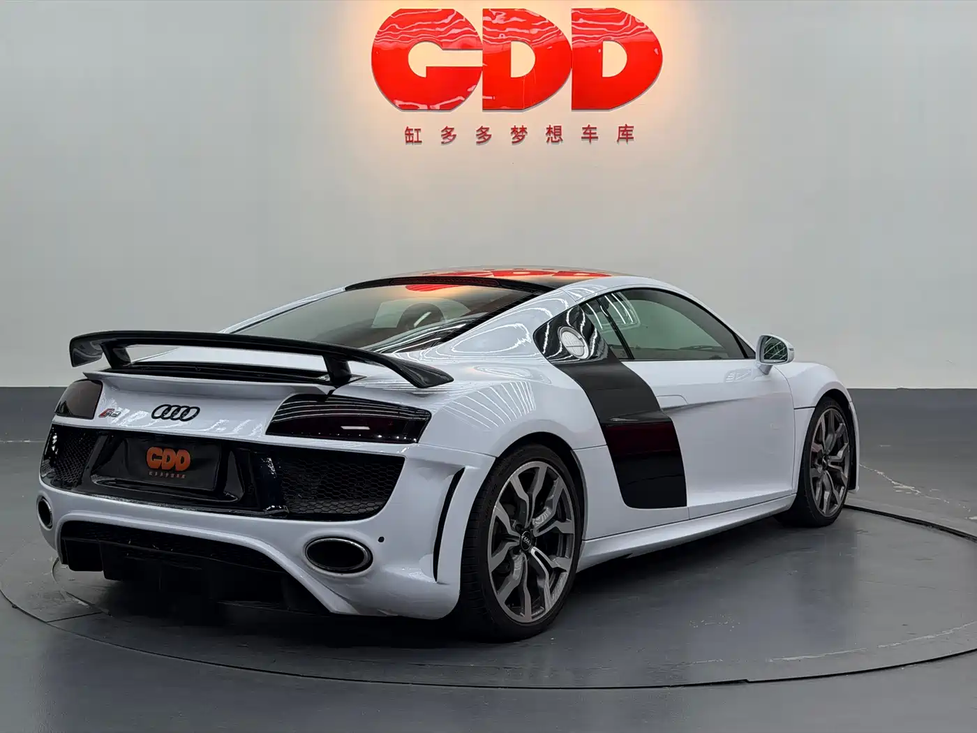 Audi R8 2010 5.2 FSI quattro фото 5