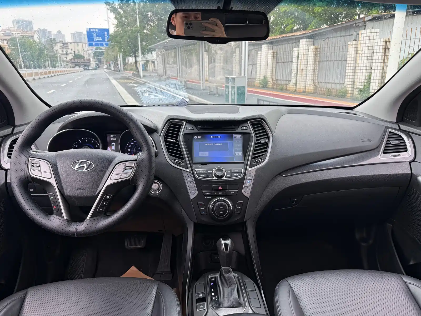 Photo 5 - Hyundai Santa Fe