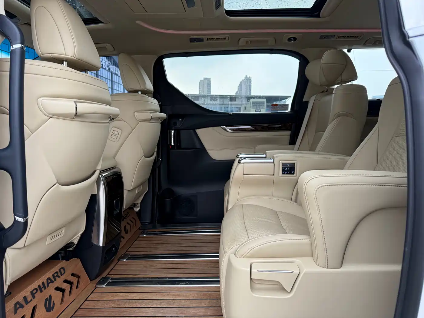 Toyota Alphard 2021 Hybrid 2.5L Luxury фото 12