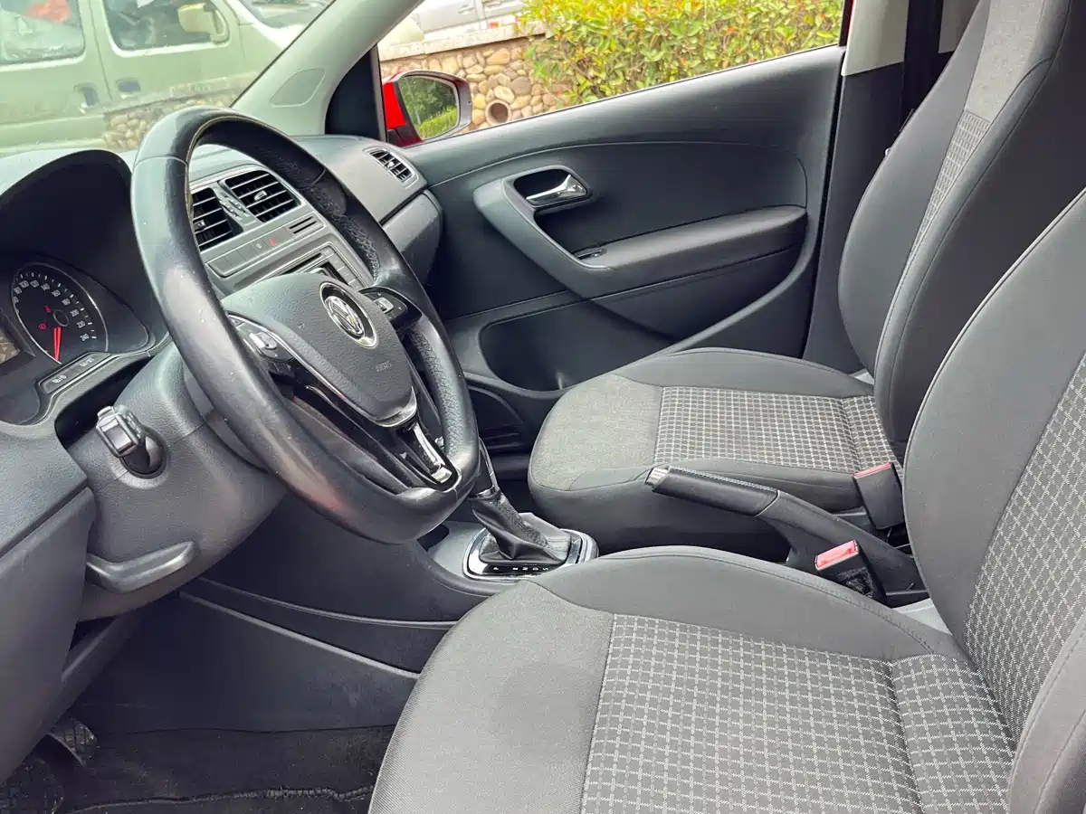Volkswagen Polo 2016 1.6L Automatic Comfort фото 5