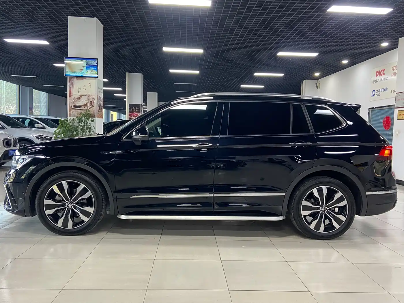 Volkswagen Tiguan L 2022 330TSI Auto 2WD R-Line Premium Edition фото 3