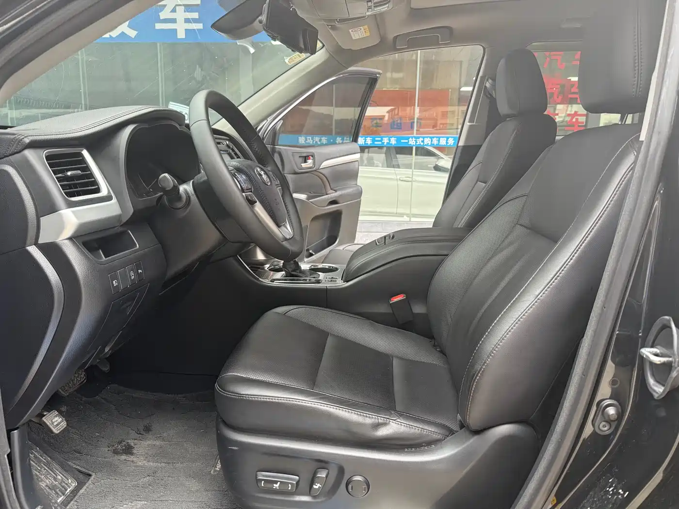 Photo 7 - Toyota Highlander