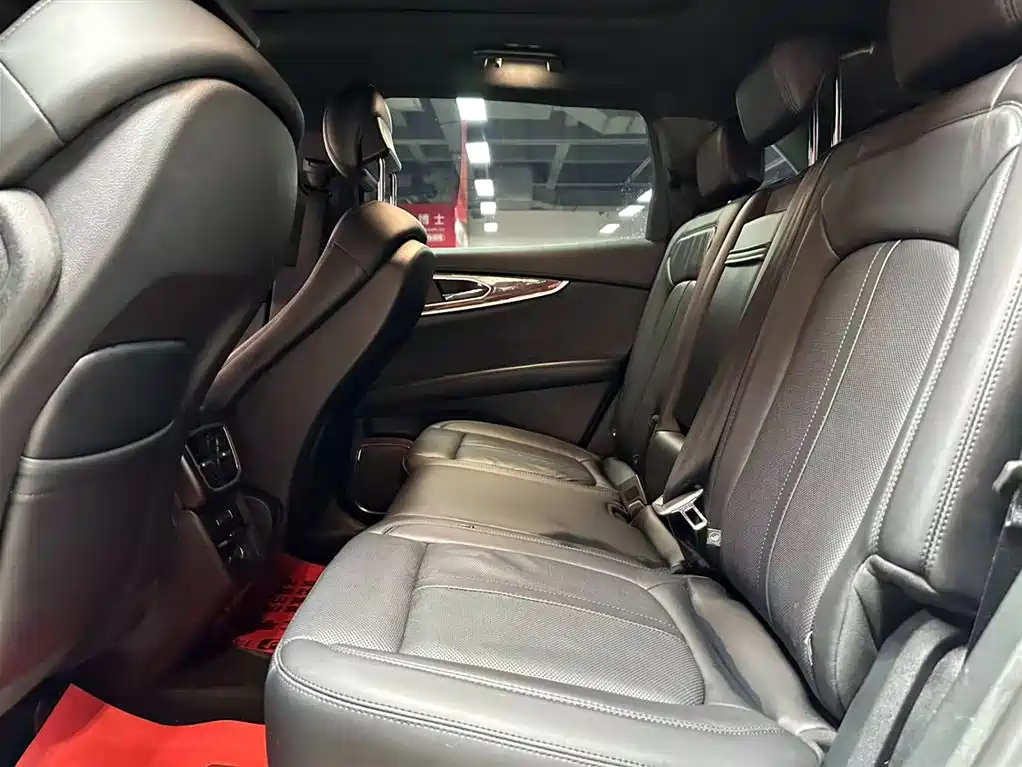 LINCOLN NAVIGATOR (IMPORT)