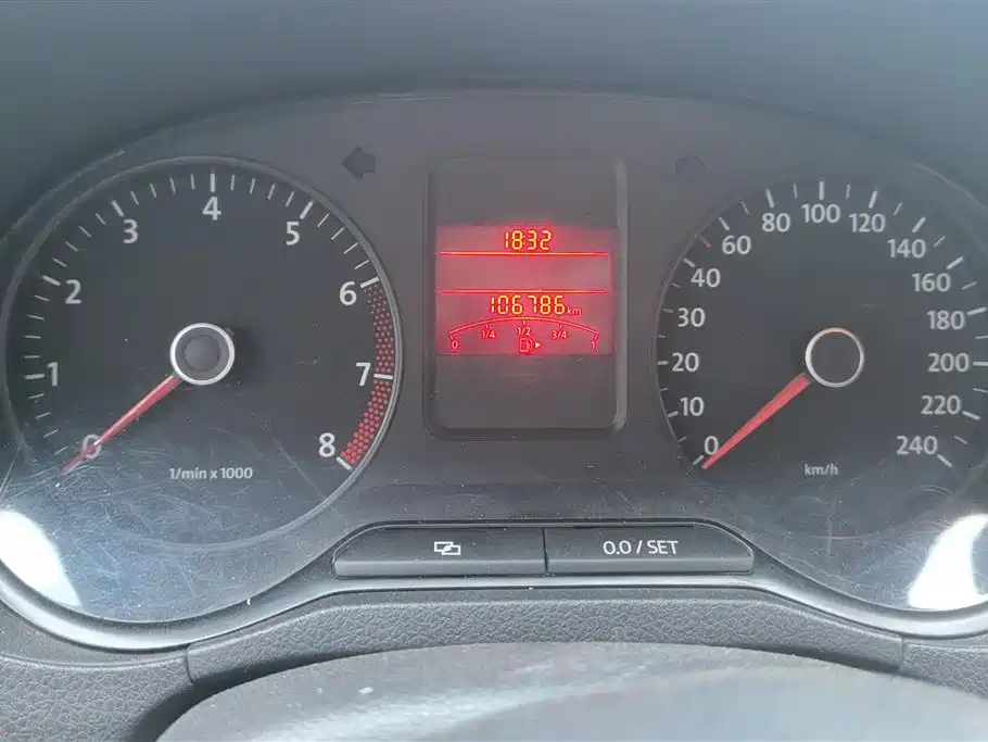 Volkswagen Polo 2011 1.4L Manual Joy Edition фото 14