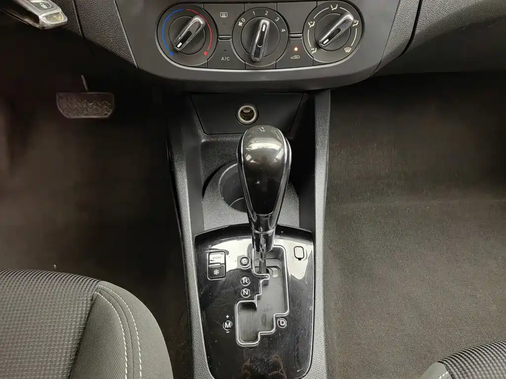 Dongfeng Aeolus Dongfeng Fengshen AX3 2016 2016 1.5L Automatic Trendy Cool Edition