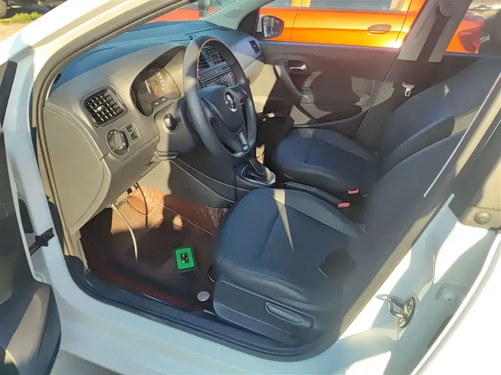 Volkswagen Polo 2016 1.4L Automatic Trend фото 15
