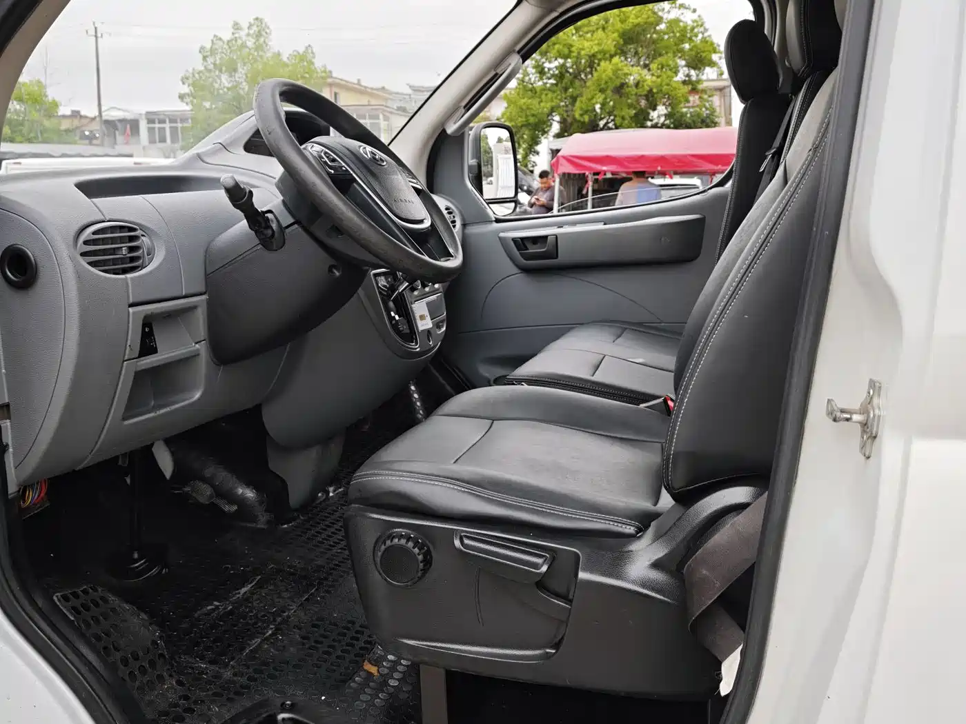 SAIC Maxus Xintu V80 2018 2.5T AMT Aoyun Short Wheelbase Ultra Low Roof 5-6-seater фото 5