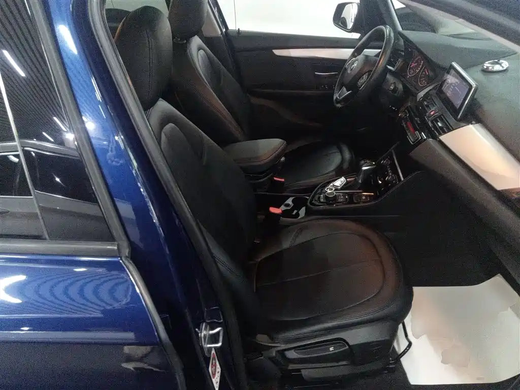 BMW 2 Series Touring 2016 218i Leading фото 20