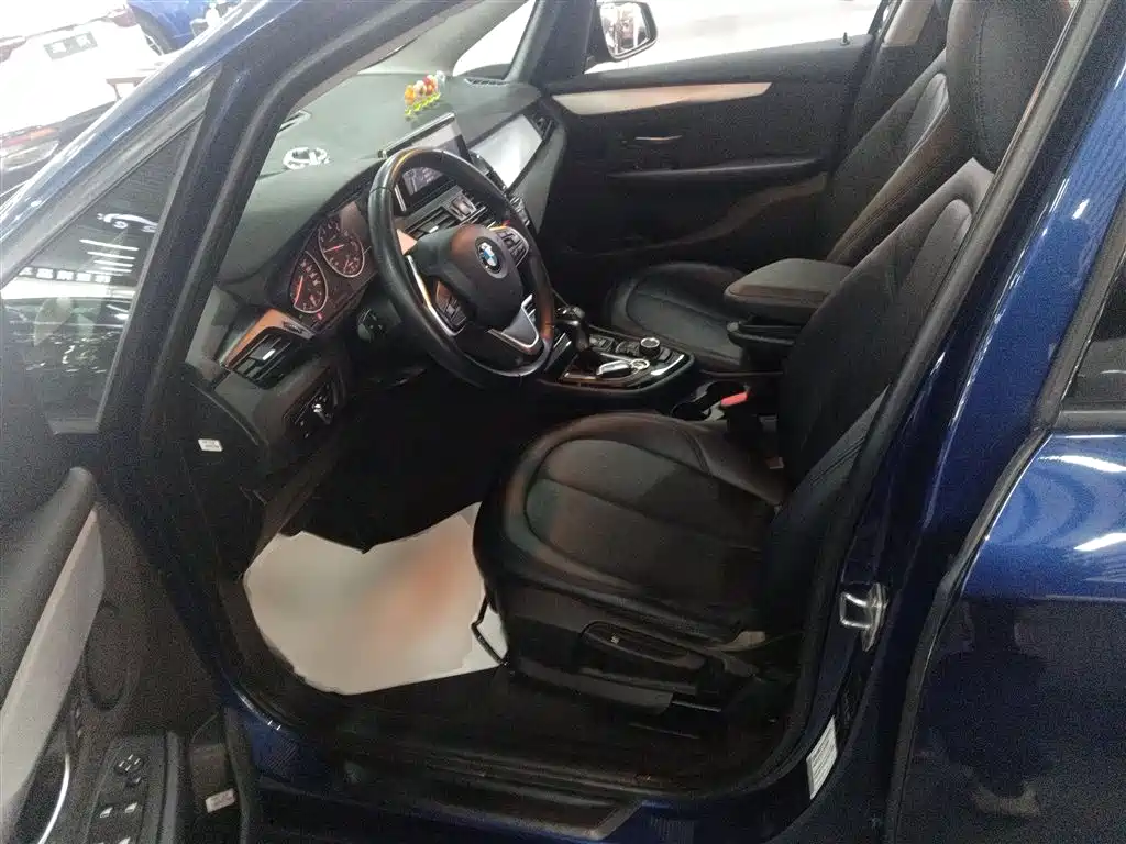 BMW 2 Series Touring 2016 218i Leading фото 11