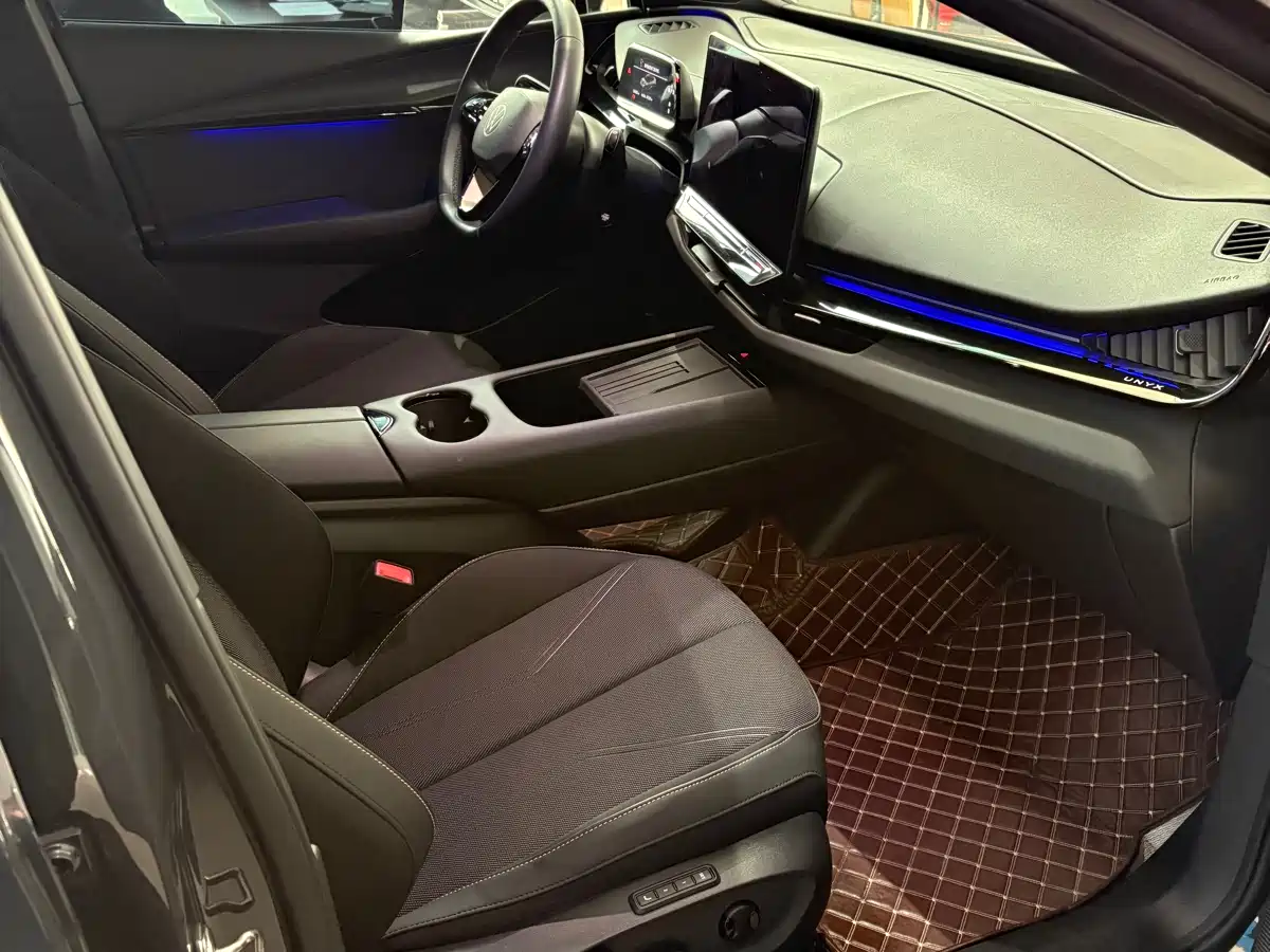 VOLKSWAGEN WITH THE CROWD 06