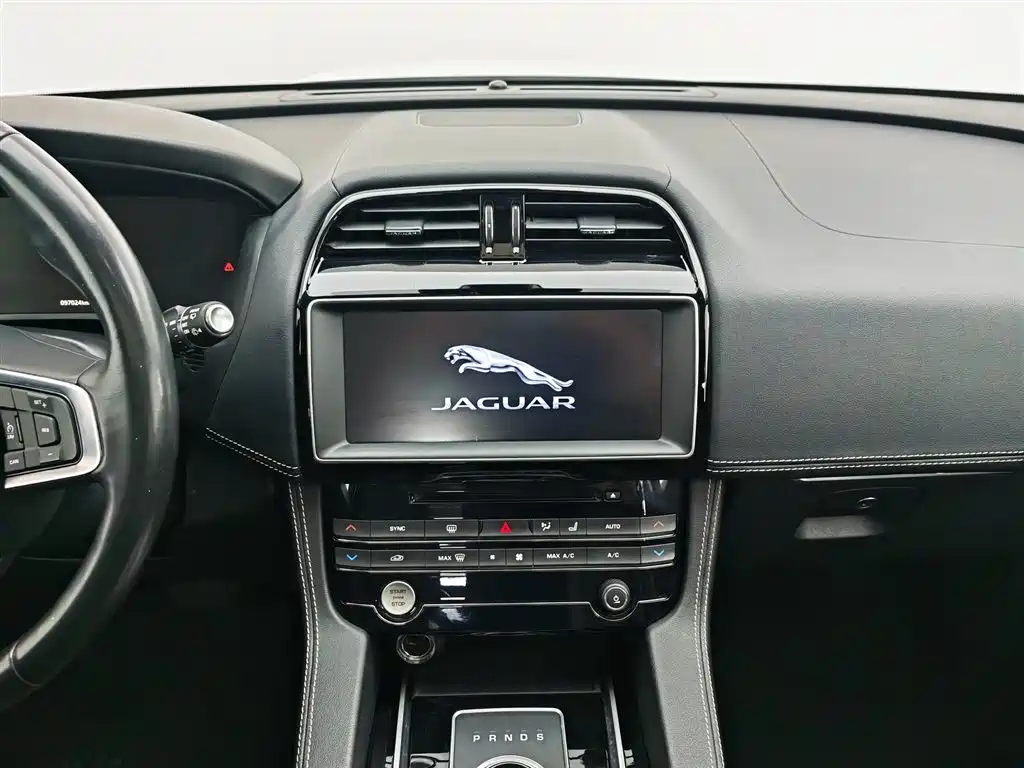 Фото 12 - Jaguar F-PACE