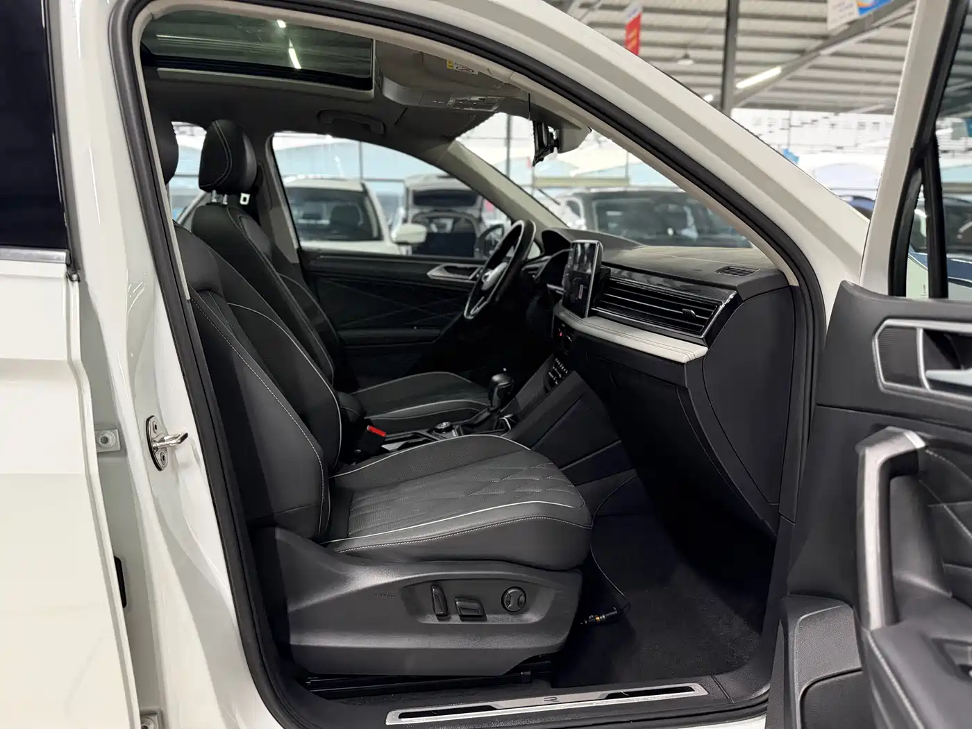 Volkswagen Tiguan L 2022 380TSI Automatic 4WD R-Line Cross Edition 7-Seater фото 16