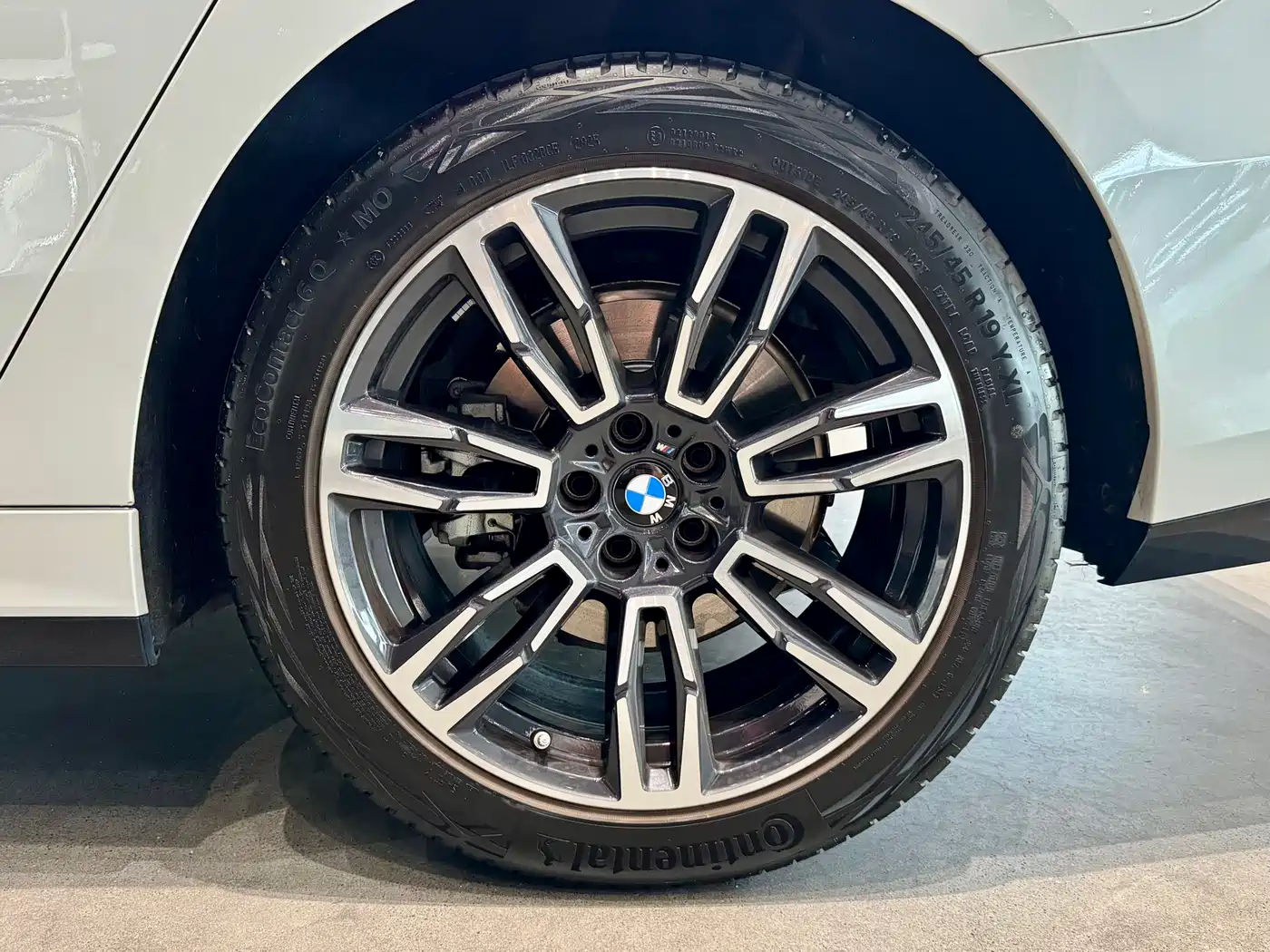 BMW 5 Series 2025 530Li Leading M Sport Package фото 17