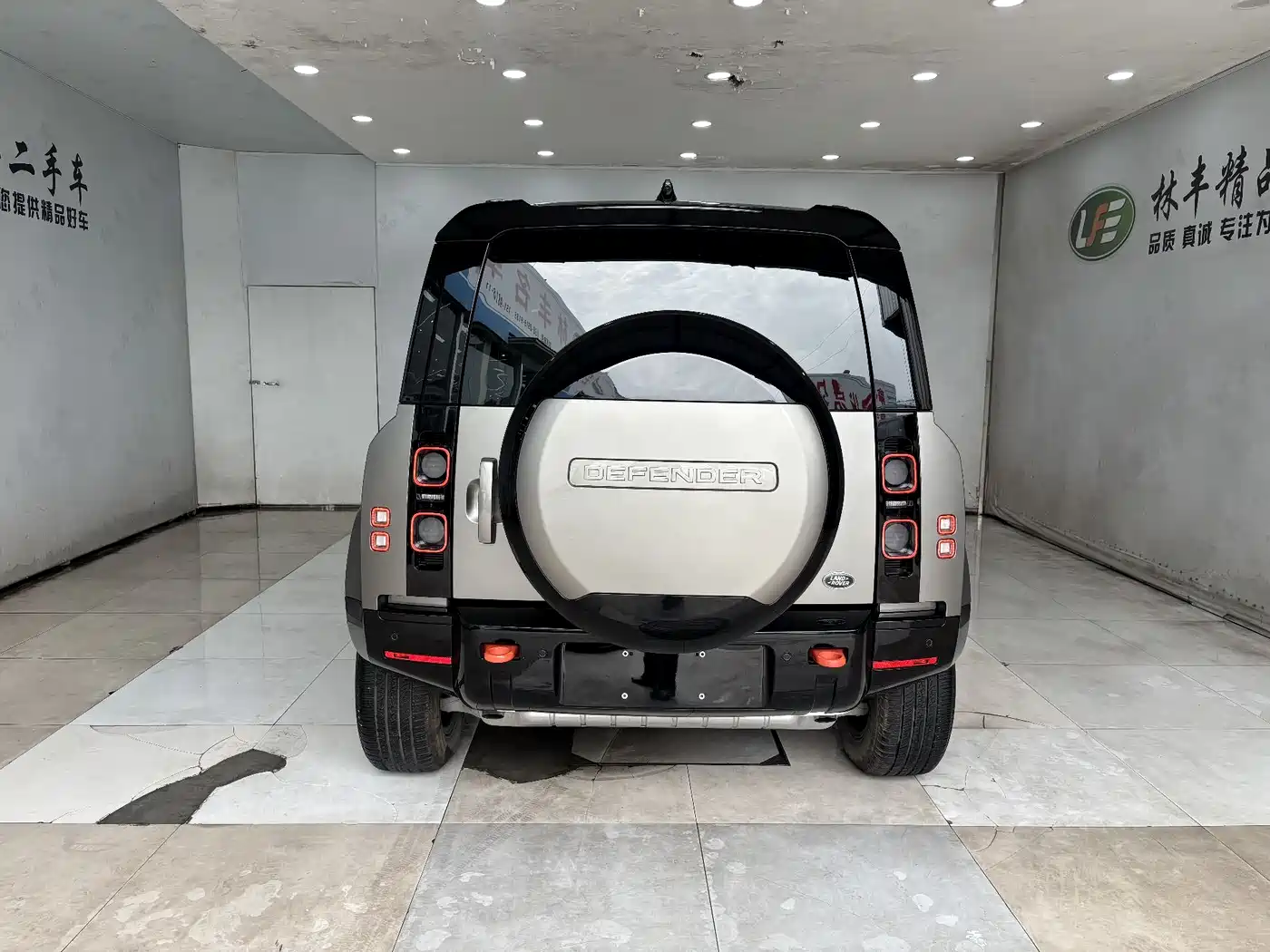 Land Rover Defender 2025 110 3.0T P400 X фото 8