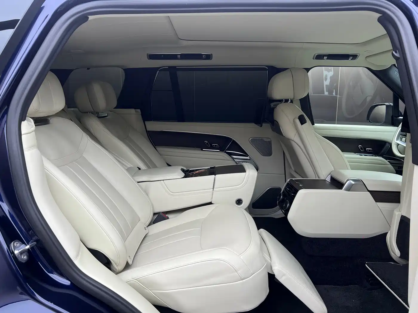 Land Rover Range Rover 2023 3.0 L6 400PS Exemplary Long Wheelbase фото 7