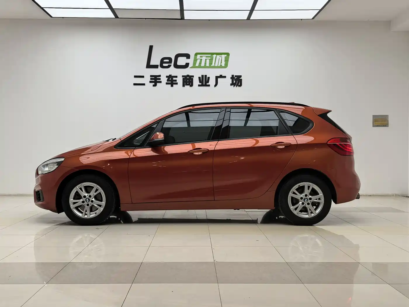 BMW 2 Series Touring 2016 218i Leading фото 2