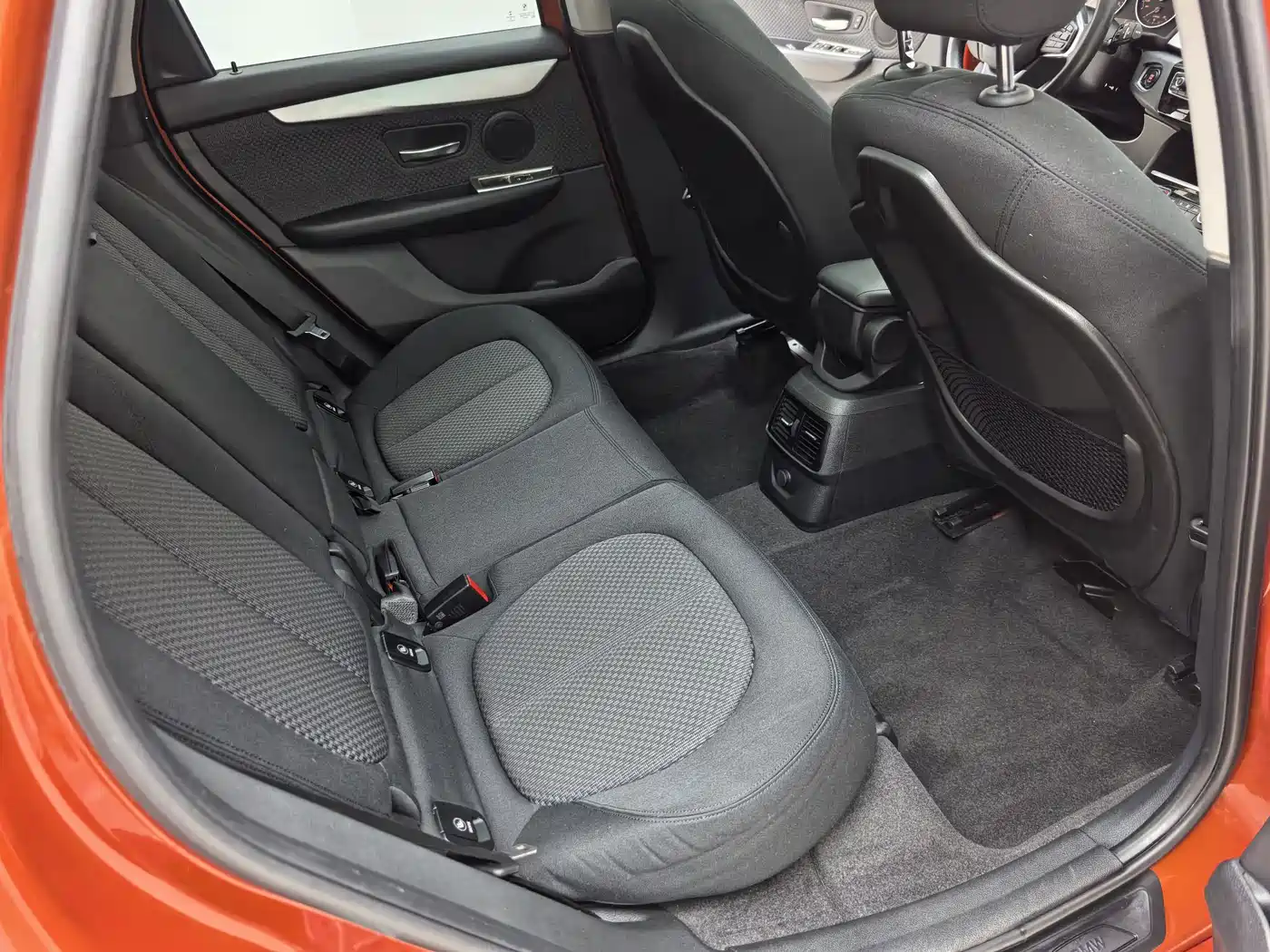 BMW 2 Series Touring 2016 218i Leading фото 16